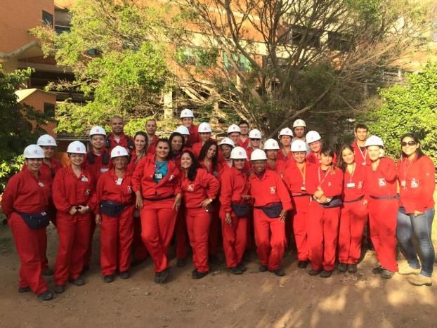 Equipe da RB Alturas de uniforme vermelho