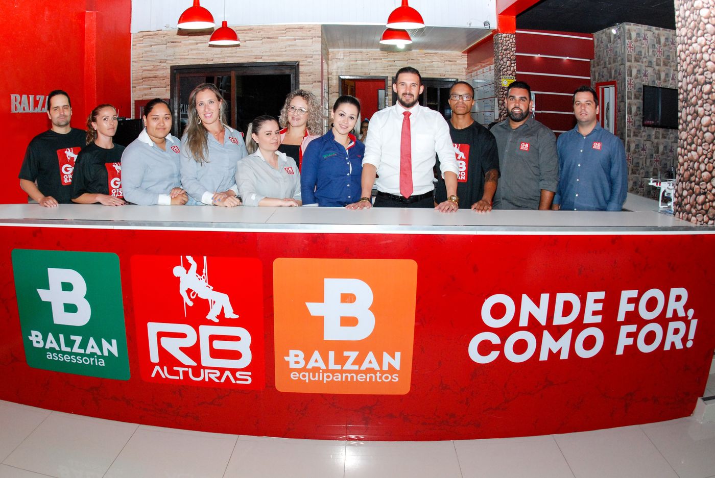 Equipe do Grupo Balzan na recepção da sede