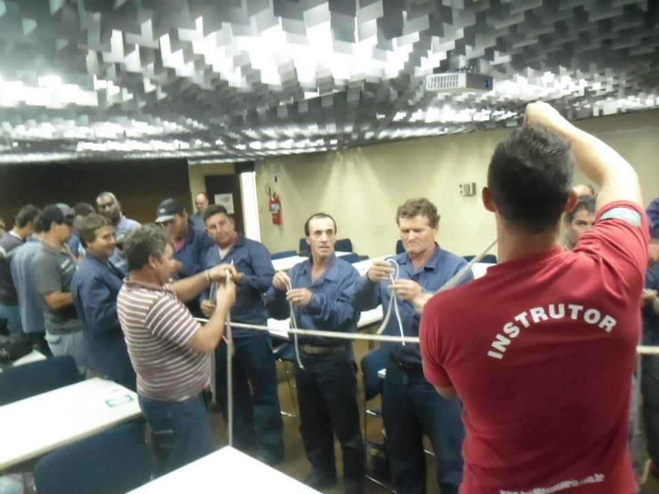 Instrutor da Balzan ensinando nós para uma turma