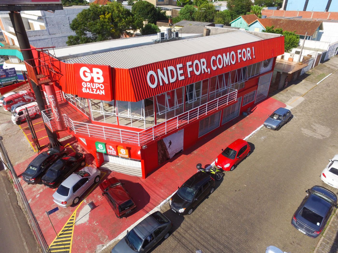 Vista aérea da sede do Grupo Balzan em Canoas com a frase Onde for, como for